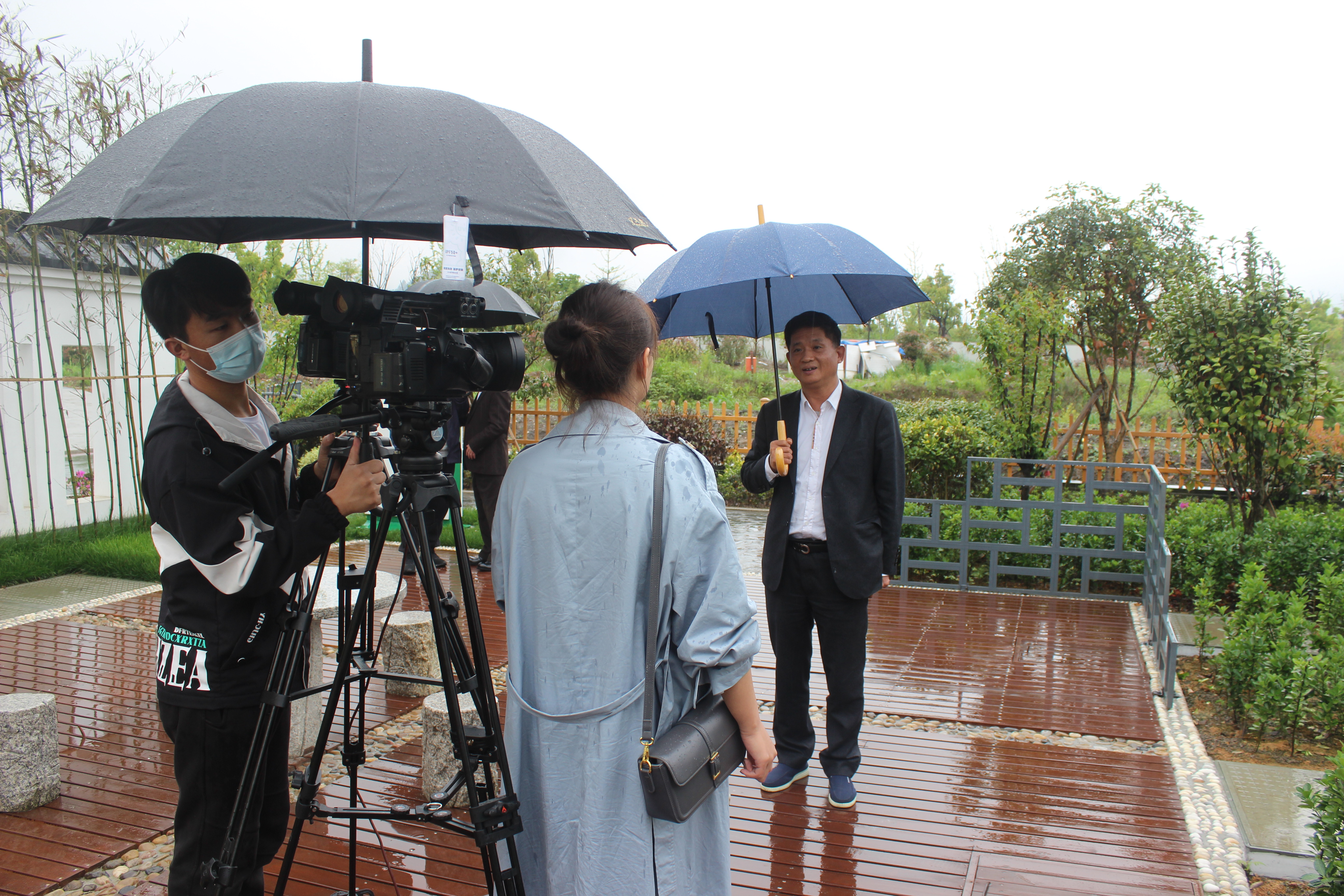 2021年4月12日，杭州市建委党组成员、二级巡视员叶青在3354cc金沙集团湖埠村农村生活污水治理设施现场接受央视《大国匠心》栏目专访。